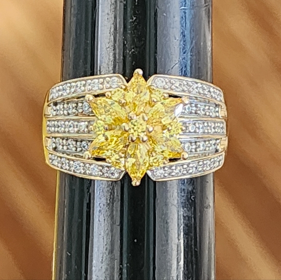 Sterling Jewelry - Dazzling Yellow Floral Gemstone Ring Size 8 Sterling Silver Gold Vermeil Jewelry